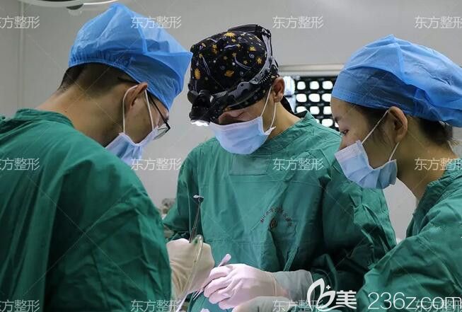 南寧東方整形醫(yī)生在給我做眼鼻部整形手術中