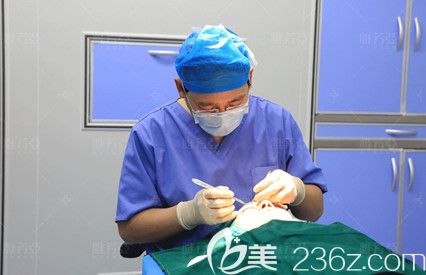 丁慶豐院長為我做眼綜合手術(shù)中 丁慶豐院長為我做眼綜合手術(shù)中