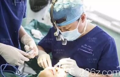 做雙眼皮眼綜合手術(shù)中 做雙眼皮眼綜合手術(shù)中