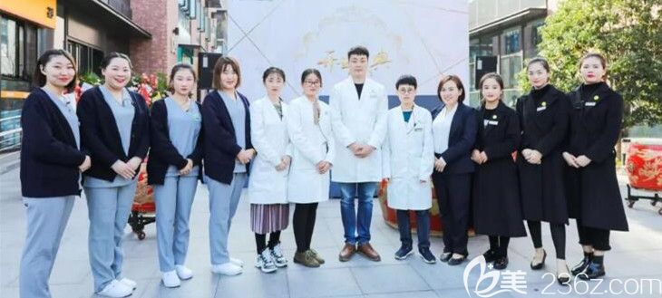 以魏東院長(zhǎng)為首的臻威口腔陣容強(qiáng)大的醫(yī)護(hù)團(tuán)隊(duì) 以魏東院長(zhǎng)為首的臻威口腔陣容強(qiáng)大的醫(yī)護(hù)團(tuán)隊(duì)