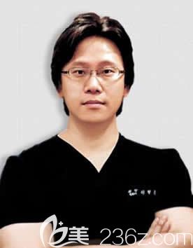 李哲勛 韓國宇真世上整形醫(yī)院代表院長 李哲勛 韓國宇真世上整形醫(yī)院代表院長