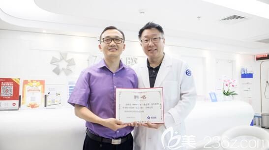 上海億大口腔集團董事長田力寧為博士頒發(fā)聘書 上海億大口腔集團董事長田力寧為博士頒發(fā)聘書