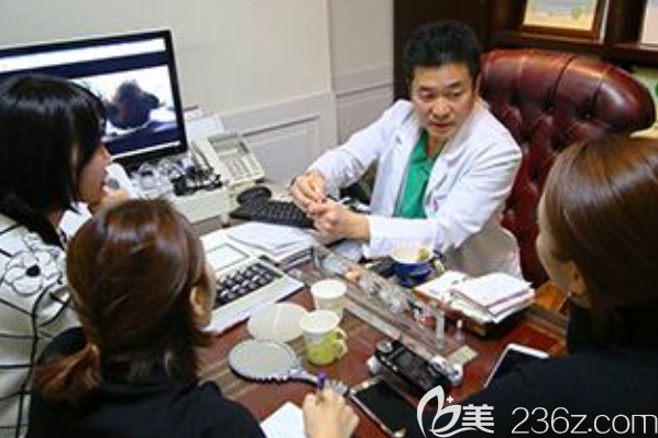 韓國大永整形醫(yī)院安棟顯院長面診中