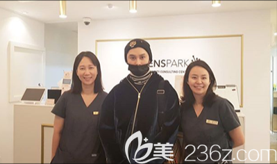 院長(zhǎng)與南韓明星拍攝照片