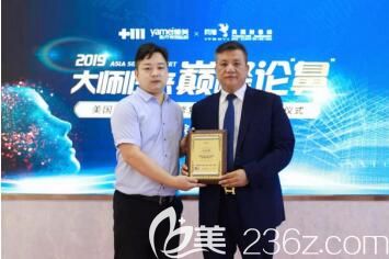 國射極峰公司華中區(qū)大區(qū)經(jīng)理劉聰先生代表公司為肖院長授證 國射極峰公司華中區(qū)大區(qū)經(jīng)理劉聰先生代表公司為肖院長授證