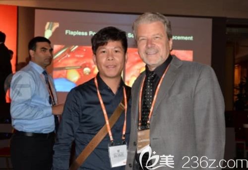 甘恒木院長在峰會現場與John DiPonziano博士合影