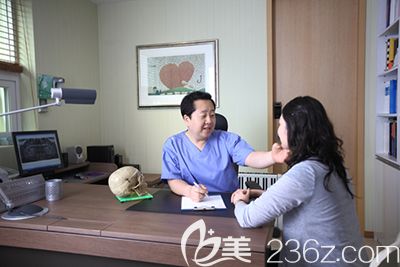 樸日洪院長(zhǎng)面診中 樸日洪院長(zhǎng)面診中