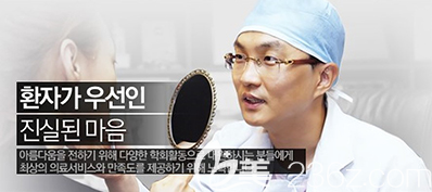 金世珍院長術(shù)前詳細(xì)面診中 金世珍院長術(shù)前詳細(xì)面診中