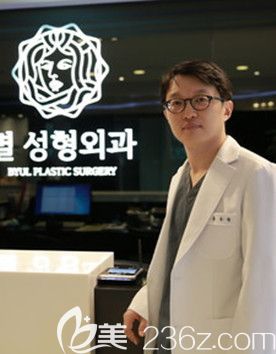 洪龍澤 韓國(guó)明星整形外科院長(zhǎng) 洪龍澤 韓國(guó)明星整形外科院長(zhǎng)
