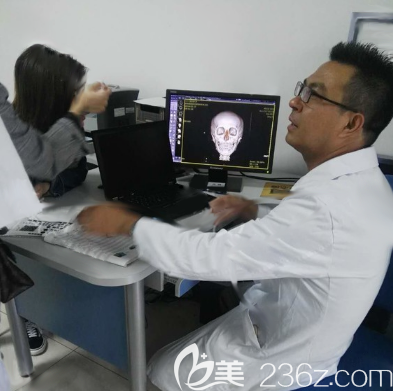 術前找四川成都友誼整形美容醫(yī)院李繼華面診