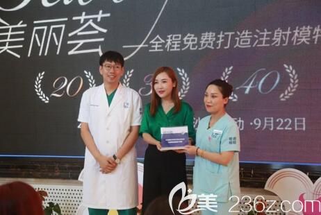 馮勇主任代表愛德麗格接受艾莉薇廠家的授牌