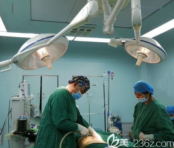 我在南寧華美整形做腰腹吸脂和隆胸手術(shù)中 我在南寧華美整形做腰腹吸脂和隆胸手術(shù)中