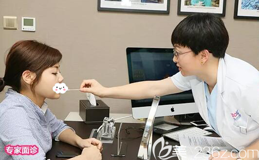 宋婷為求美者進(jìn)行面診 宋婷為求美者進(jìn)行面診