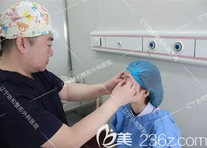 楊威主任做術(shù)前面診設(shè)計