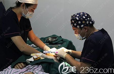 雞西御美樓埋線提升手術(shù)中