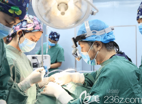 北京華韓黃旭培醫(yī)生手術(shù)工作照 北京華韓黃旭培醫(yī)生手術(shù)工作照