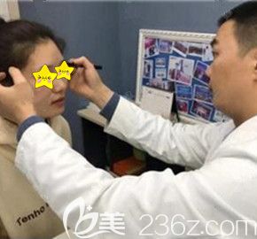 唐永豐院長做術(shù)前面診設(shè)計(jì)