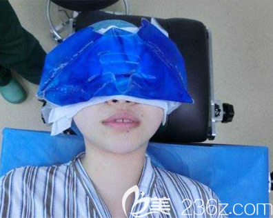 雙眼皮術(shù)后前3天冰敷，第4天開(kāi)始熱敷