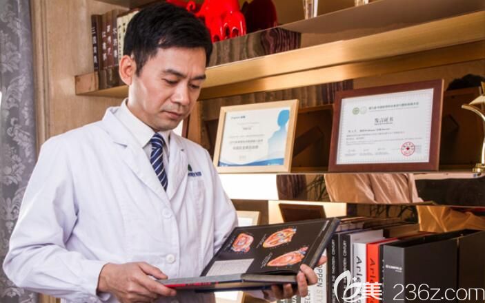 牟家云認真學習口腔相關(guān)知識