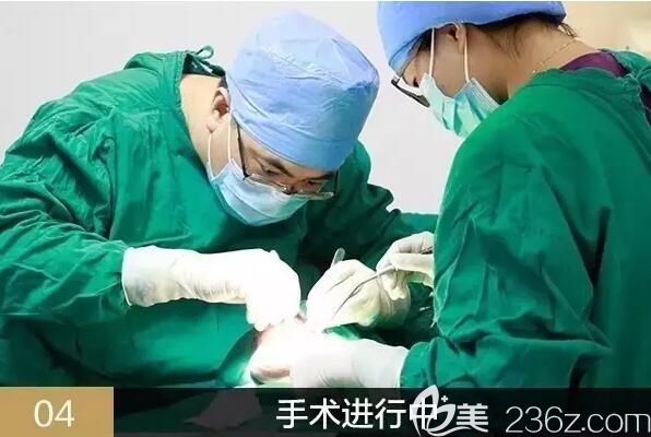 種植牙手術(shù)進(jìn)行中