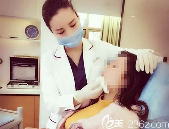 贛州薇琳微整形科特聘醫(yī)生肖明明為顧客進(jìn)行面部年輕化治療過程中