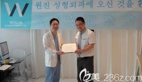 到韓國原辰進(jìn)修學(xué)習(xí)并頒發(fā)證書