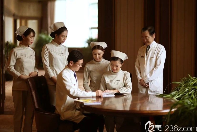 佳美口腔醫(yī)生學(xué)習(xí)照片