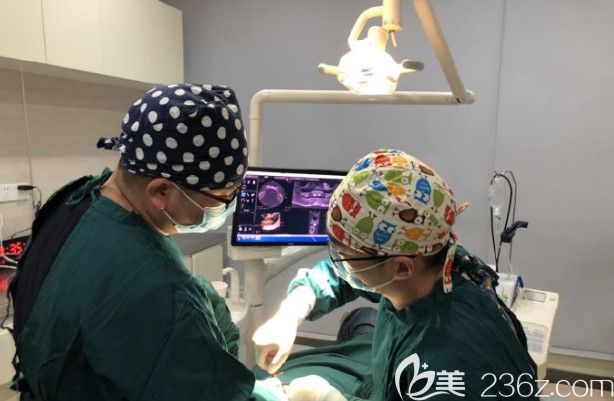 維樂口腔種植修復(fù)醫(yī)生宋睿智在為顧客做種植牙手術(shù) 維樂口腔種植修復(fù)醫(yī)生宋睿智在為顧客做種植牙手術(shù)