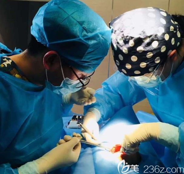 維樂口腔邱承林醫(yī)生正在進行種植牙手術(shù) 維樂口腔邱承林醫(yī)生正在進行種植牙手術(shù)