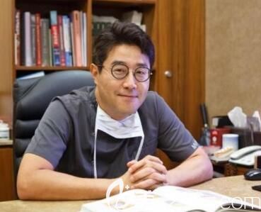 韓國MVP整形醫(yī)院唇裂修復(fù)?？圃洪L崔寓植