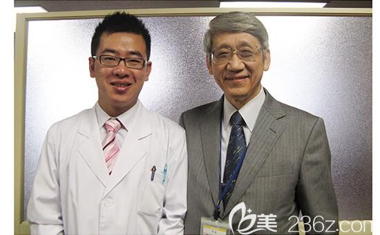 羅罡醫(yī)生與福岡齒科<!--<i data=20240709-sp></i>-->校長合影 羅罡醫(yī)生與福岡齒科<!--<i data=20240709-sp></i>-->校長合影