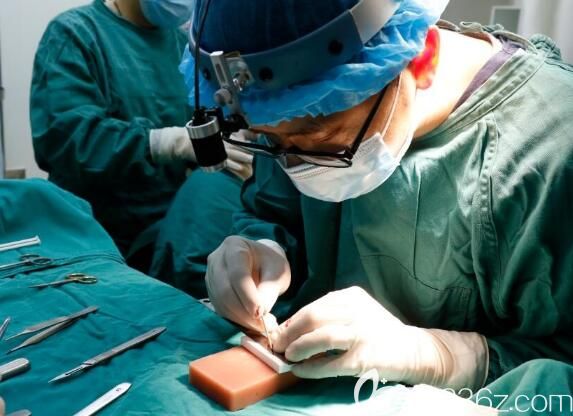 鼻綜合手術(shù)中曹海峰院長(zhǎng)雕刻膨體材料 鼻綜合手術(shù)中曹海峰院長(zhǎng)雕刻膨體材料