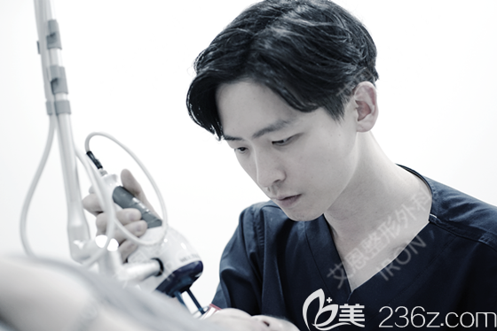 韓國艾恩整形許水源院長