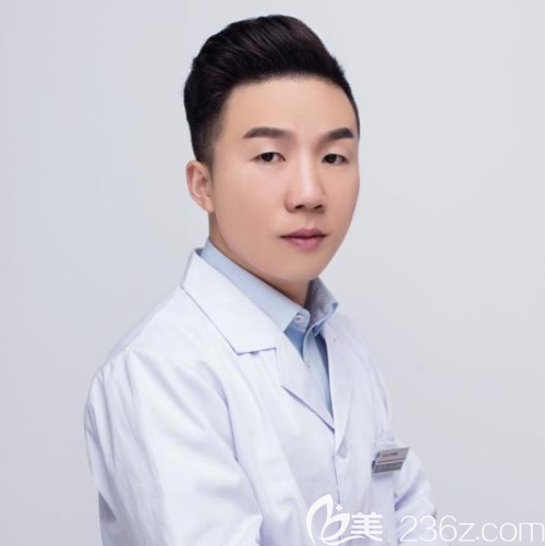 現(xiàn)代毛發(fā)移植旗幟性人物——梁愛峰 現(xiàn)代毛發(fā)移植旗幟性人物——梁愛峰