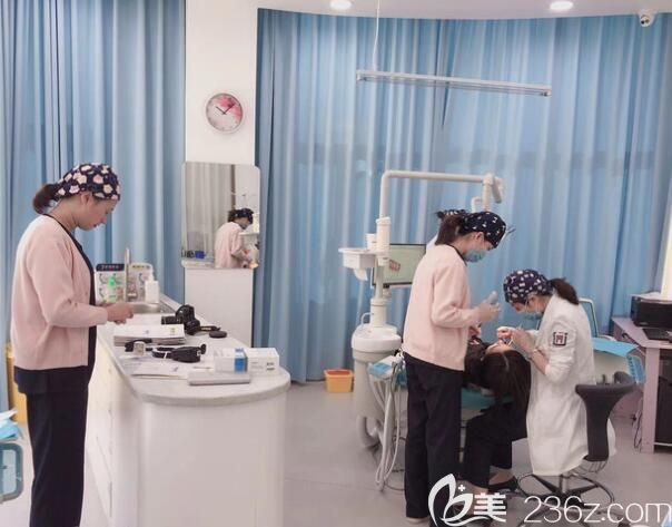 福州維樂口腔郭淑萍醫(yī)生在給我戴牙套 福州維樂口腔郭淑萍醫(yī)生在給我戴牙套