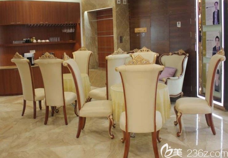 福州貝臣口腔溫馨舒適的休息區(qū)域