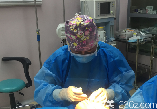 李建剛醫(yī)生正在進(jìn)行手術(shù) 李建剛醫(yī)生正在進(jìn)行手術(shù)