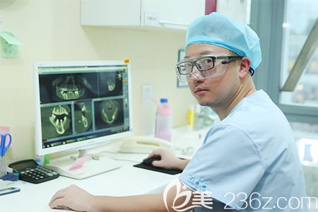 成都極光口腔林峰醫(yī)生工作中 成都極光口腔林峰醫(yī)生工作中