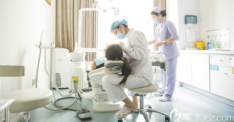 醫(yī)生為顧客進(jìn)行治療