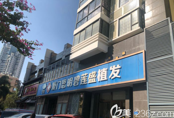 這家醫(yī)院環(huán)境好，交通便利，還有停車位