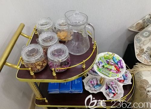 在休息區(qū)提供了茶點