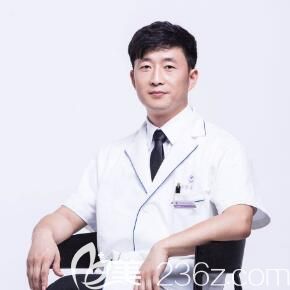 ，坐診醫(yī)師