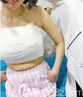 胸被包的嚴(yán)嚴(yán)實(shí)實(shí)的