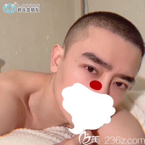 鬢角有折角的男生圖片:發(fā)際線兩邊有折角會讓五官更英氣側(cè)顏更立體！