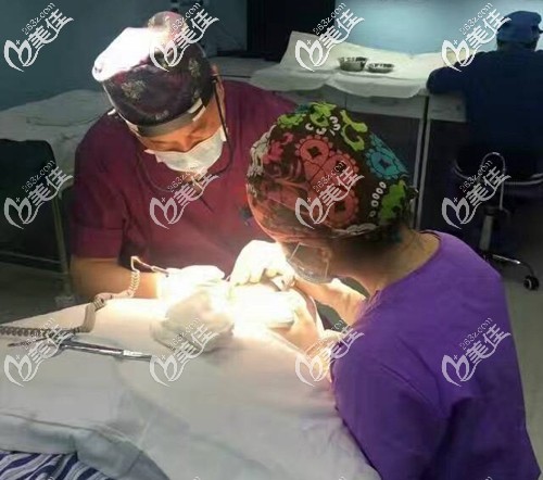 術(shù)前麻醉，開始提取后枕部毛囊