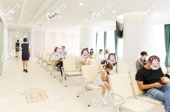 登特口腔寬敞舒適的等候區(qū)