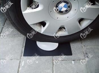 　　進(jìn)行汽車碾壓測(cè)試的德美假體