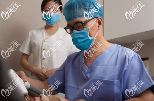 王明海醫(yī)生為客戶(hù)做激光祛斑 王明海醫(yī)生為客戶(hù)做激光祛斑