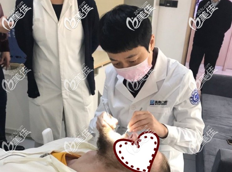 正畸醫(yī)生馮雪院長正在為顧客看診