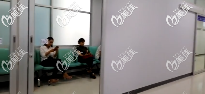 等待醫(yī)生面診